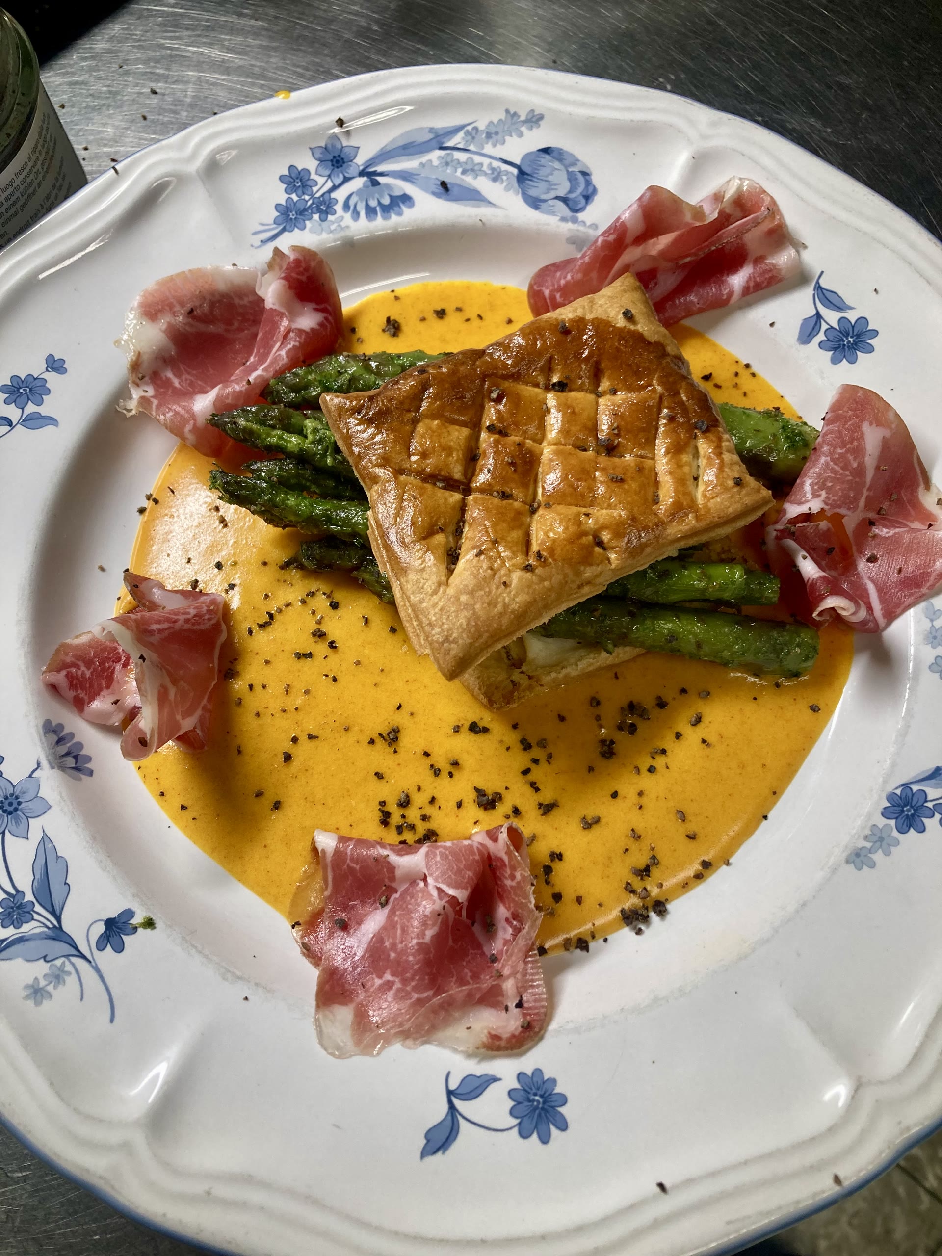 Sfoglia con asparagi e prosciutto crudo